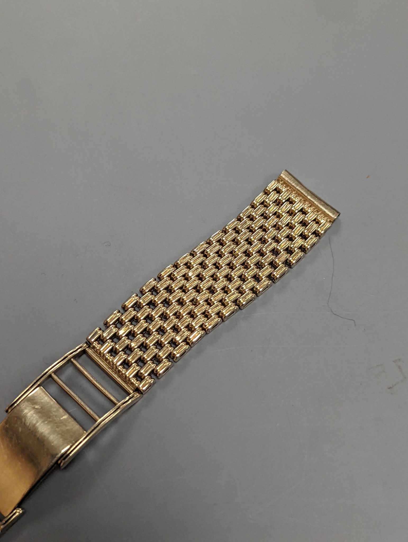A 1960's 9ct gold watch strap, 15.5cm, with spare link